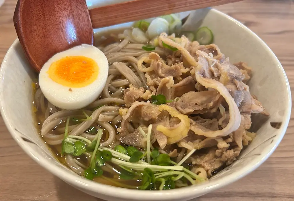 山形名物の冷たい肉そば。親鳥の肉がたっぷり入った冷たいつゆのそばの様子
