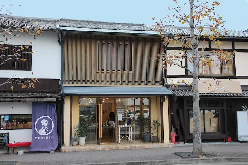 商店街の昼間に並ぶ小さな店舗の外観