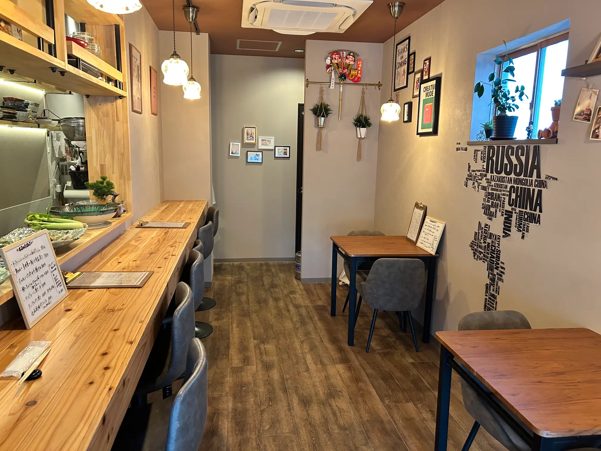 麹おばんざい AKIKOの落ち着いた店内