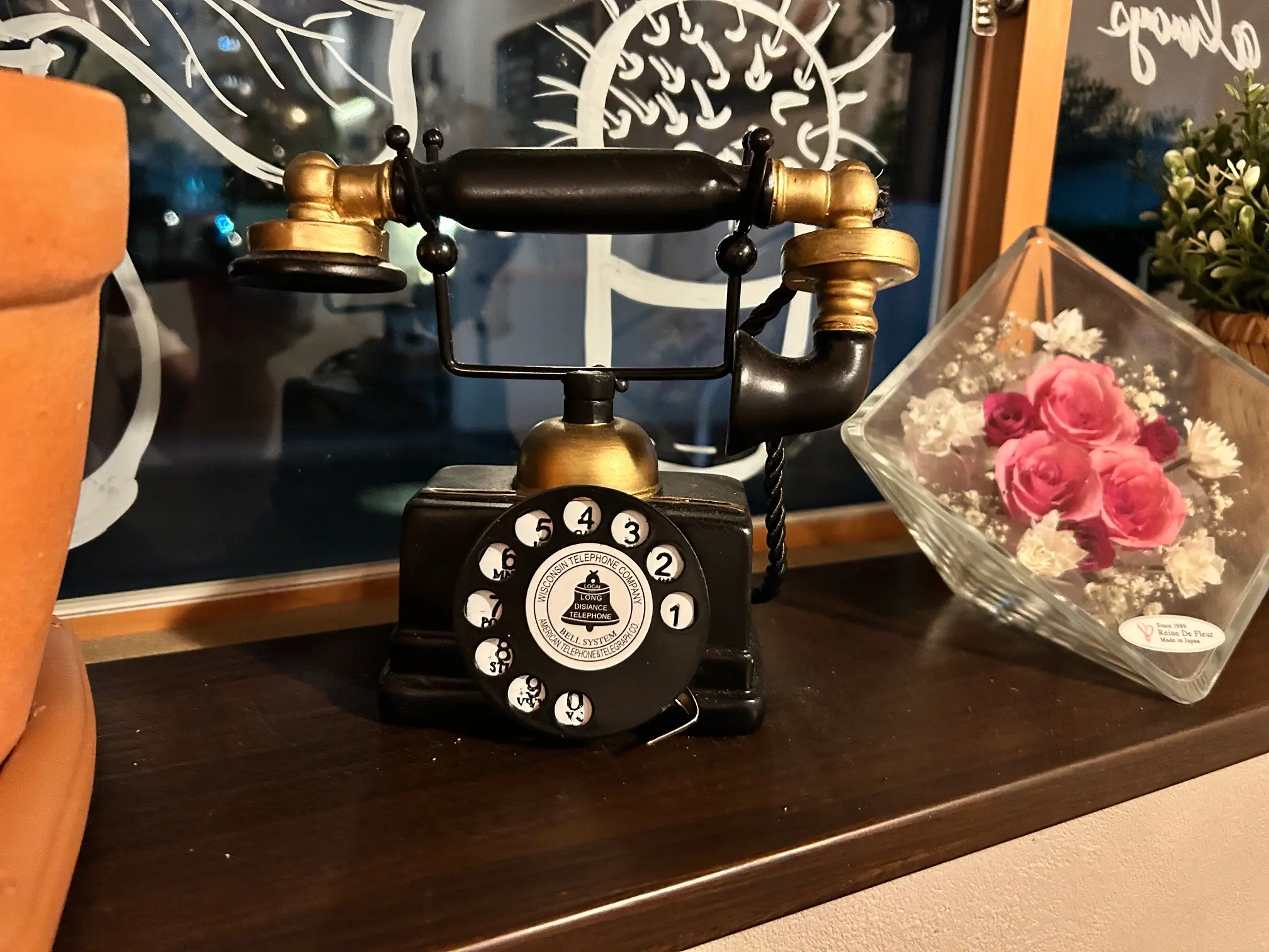 麹おばんざい AKIKOのレトロな電話と雑貨